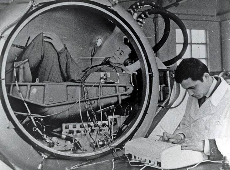 Один из первых космонавтов-бортинженеров Владислав Волков проходит обследование перед полетом в барокамере, 1969 год. Трагически погиб во время разгерметизации корабля &quot;Союз-11&quot; в 1971-м