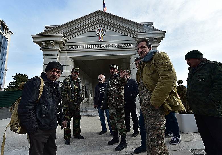 Сбор добровольцев из Армении у здания Союза войнов-освободителей в Степанакерте