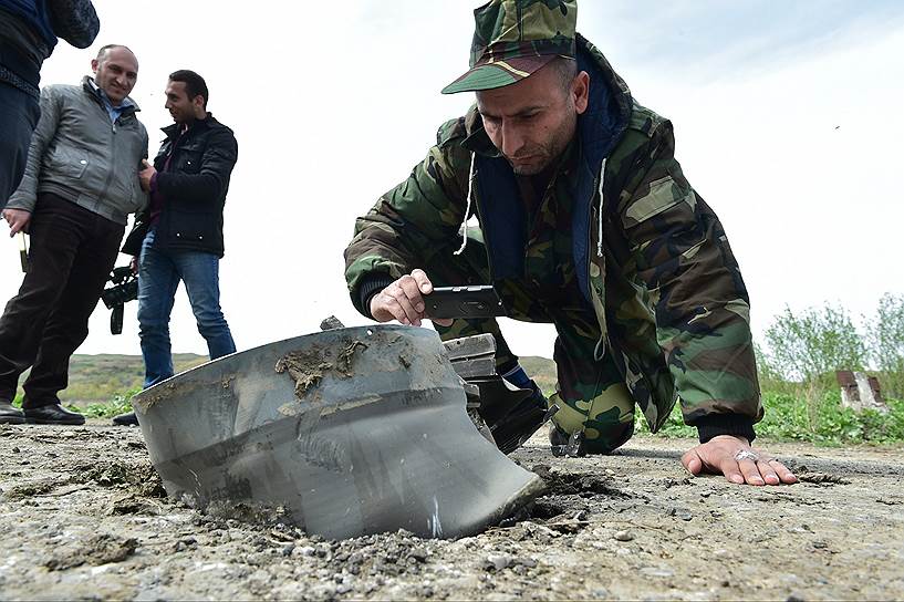 Солдаты армии НКР изучают, чем по ним стреляли с азербайджанской стороны