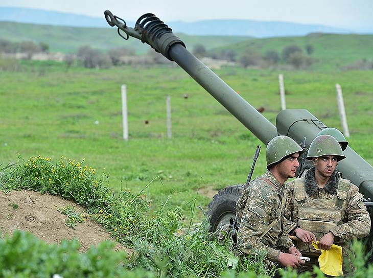 Военнослужащие армии Республики Нагорный Карабах на артиллерийской позиции