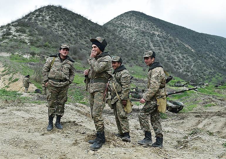 Бойцы армии непризнанной Нагорно-Карабахской республики (НКР) в период затишья осматривают сожженные блокпосты и патрулируют границу
