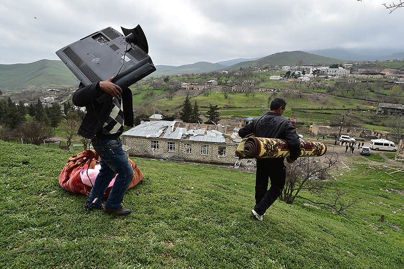 Жители Карабаха, пока не поздно, переселяются в более безопасные места (или более крепкие дома соседей), унося с собой самые ценные вещи 