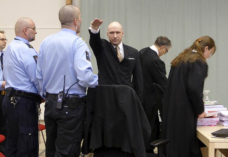 На процессе &quot;Брейвик против Норвегии&quot; убийца, ратующий за права человека, принялся зиговать, как только с него сняли наручники 
