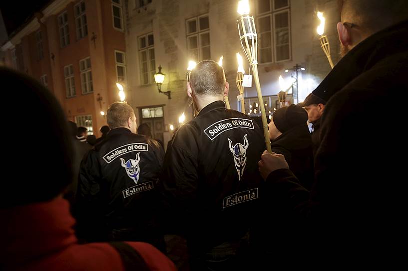 Таллин, февраль 2016-го. &quot;Солдаты Одина&quot; поздравляют Эстонию с Днем независимости факельным шествием