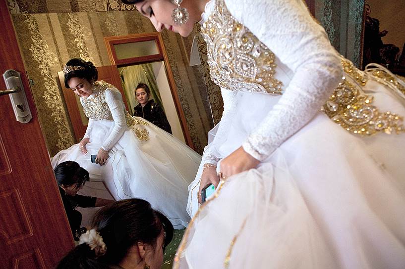 Подготовка к узбекской свадьбе. Невеста в свадебном салоне