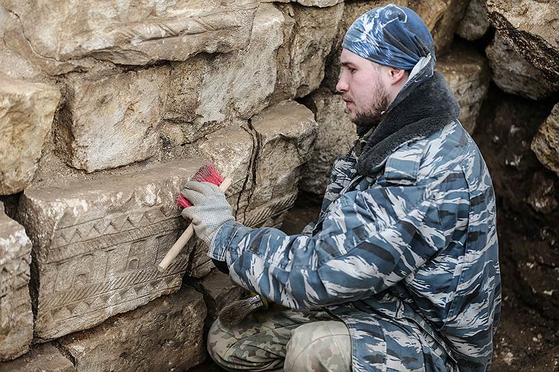 9 апреля 2016-го. Археолог во время раскопок на месте демонтированного 14-го корпуса Московского Кремля 