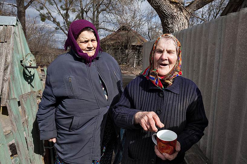 Село Куповатое. Соседи — самопоселенки Ганна Заворотня (справа) и Юлия Загородная 