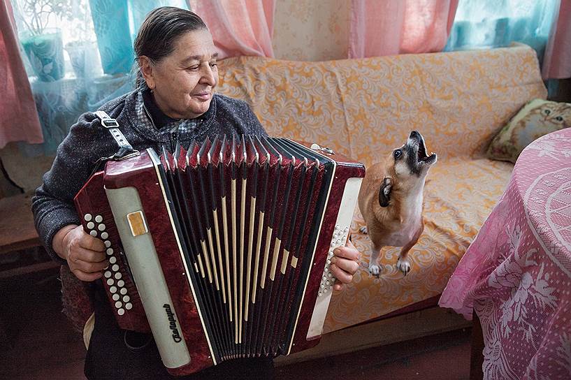 Самопоселенка Валентина Кухаренко  со своим питомцем исполняют «чернобыльскую песнь»