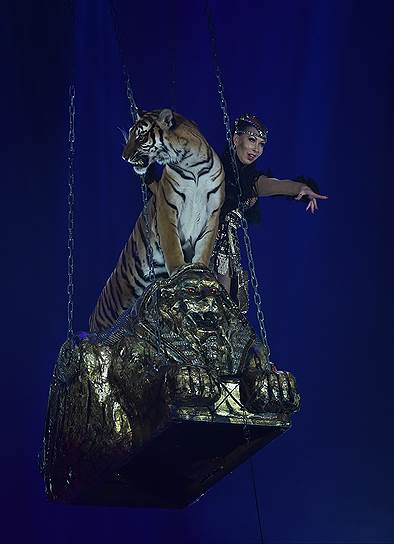 Золотых корон было две, и одна из них досталась Людмиле Сурковой с ее тиграми и львами 
