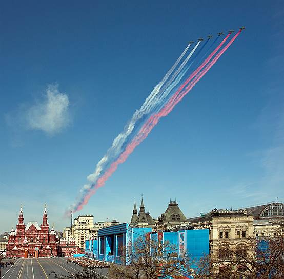 Воздушное шоу над Красной площадью с участием пилотажных групп — кульминация Парада Победы  
