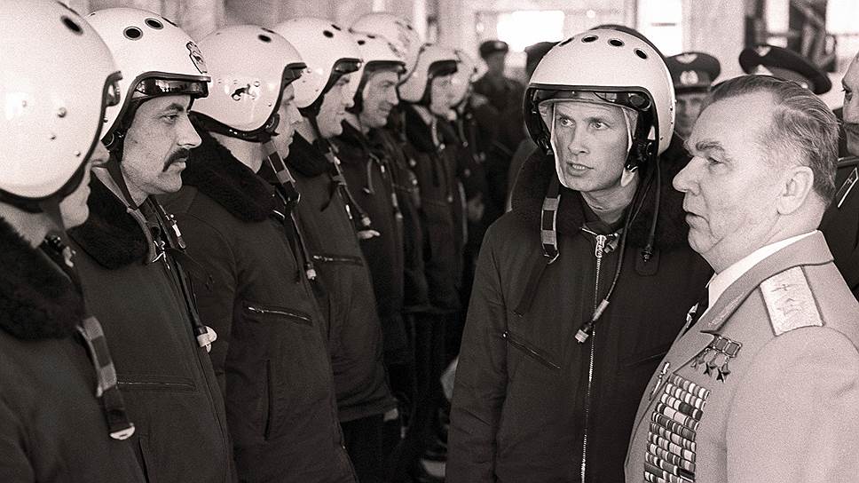 Прославленный летчик, трижды Герой Советского Союза Иван Кожедуб приветствует пилотов, будущих &quot;Стрижей&quot; и &quot;Русских витязей&quot; 
