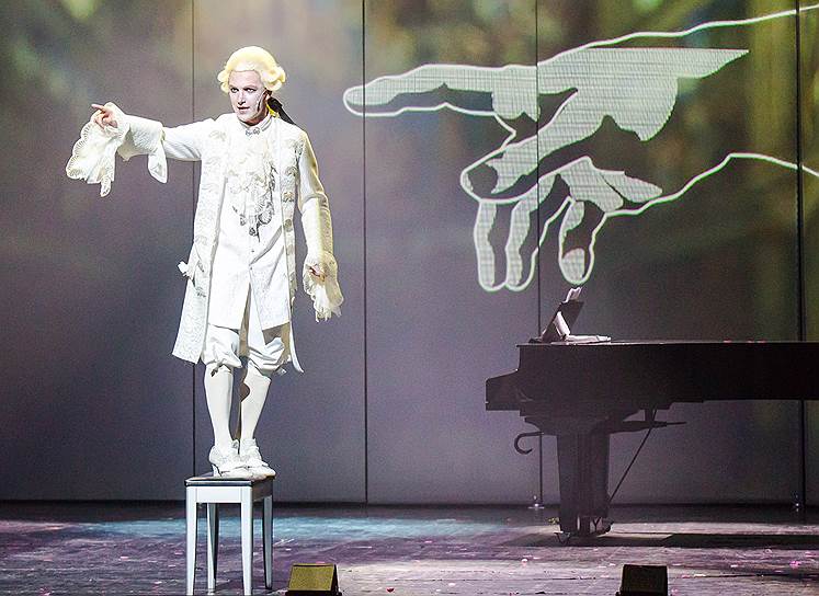 История музыки рассказывается в спектакле через судьбы великих композиторов, в том числе Моцарта 