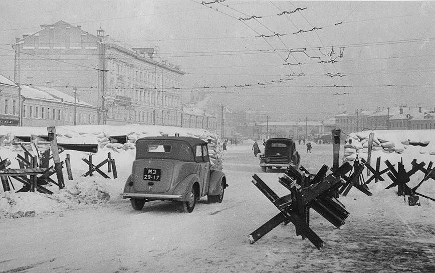 Улицы Москвы с установленными противотанковыми ежами