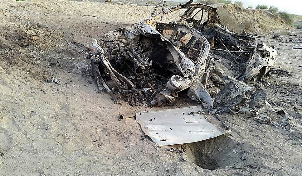 Так, по утверждению пакистанских фотографов, выглядел автомобиль муллы Ахтара Мансура после атаки беспилотников США