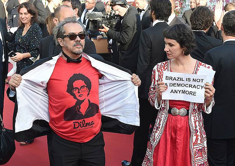 Съемочная группа фильма &quot;Аквариус&quot; устроила манифестацию против импичмента президента Бразилии Дилмы Русеф