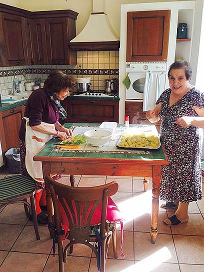 Чесарина и Доменика готовят обед для жителей дома престарелых. Понять, кто из них житель дома, а кто волонтер, невозможно