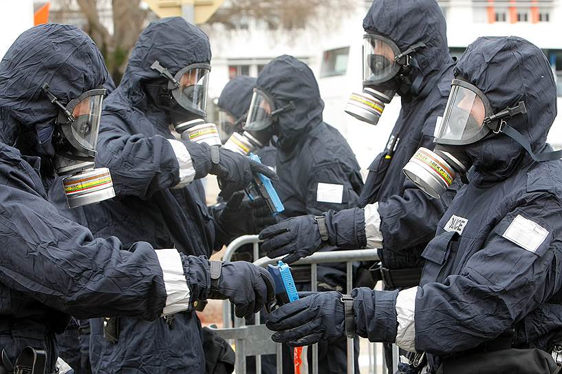 Офицеры полиции на учениях в городе Ним отрабатывают действия в случае газовой атаки со стороны террористов 
