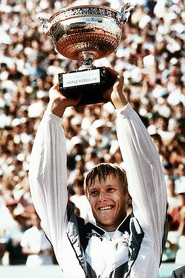 9 июня 1996 года. Евгений Кафельников с чемпионским трофеем Roland Garros 
