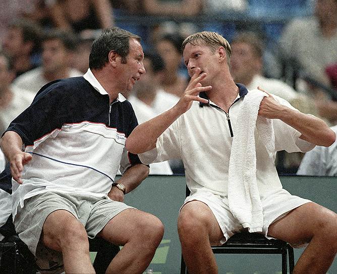 Евгений Кафельников с капитаном сборной России по теннису Шамилем Тарпищевым, 1999 год 
