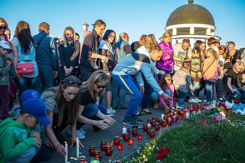 День траура в Петрозаводске. Люди зажигают свечи в память о погибших детях 
