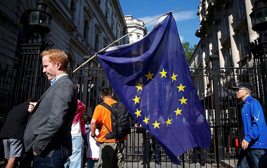 Поникший европейский флаг и озабоченные лица — так в эти дни выглядит Лондон