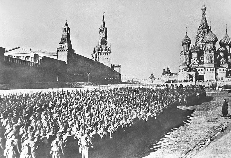 7 ноября 1941 года. Прямо с парада бойцы уходят на фронт