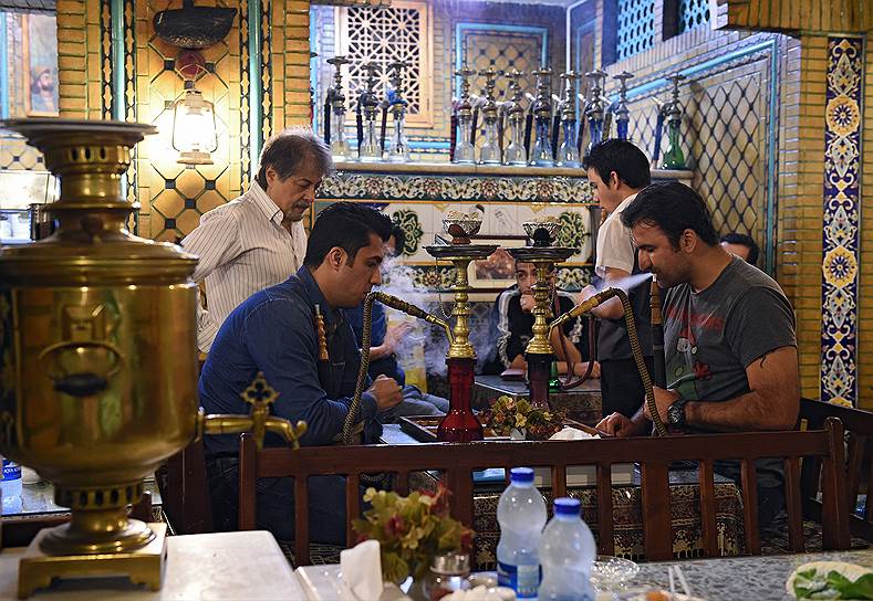 Кальян и нарды -- мужские забавы в тегеранском кафе 
