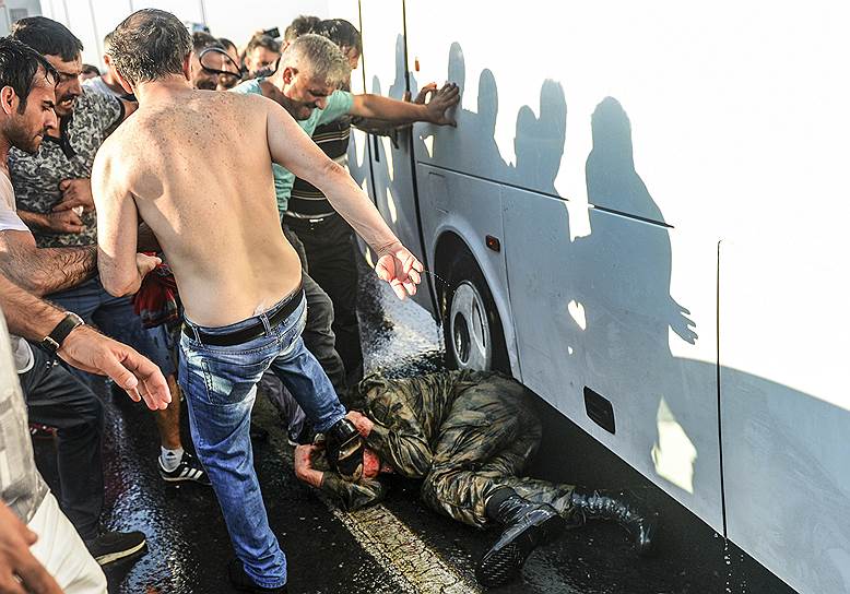Градус ненависти: сторонники Эрдогана избивают солдата, принимавшего участие в перекрытии моста над Босфором во время путча 