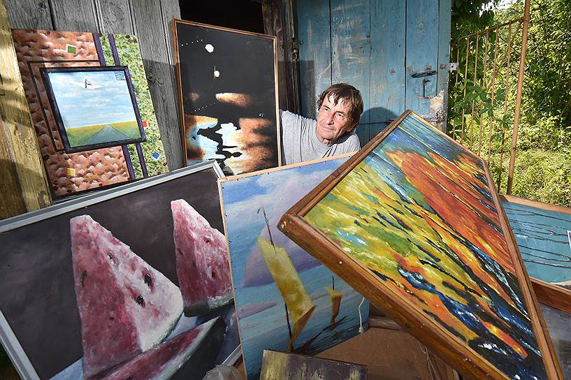 Художник Александр Берестнев хранит в сарае около сотни своих картин 
