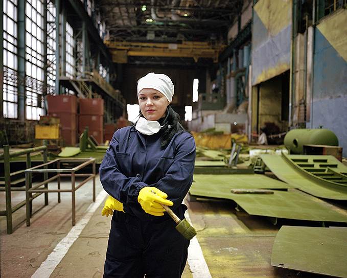 Екатерина Лукина -- маляр в цехе № 43 завода &quot;СевМаш&quot; 