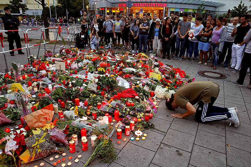 Площадка перед мюнхенским торговым центром после трагедии превратилась в мемориал
