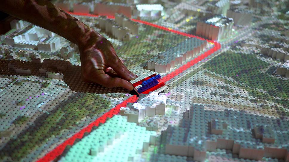 Современные технологии позволяют моделировать развитие города на электронных макетах &quot;лего&quot; 
