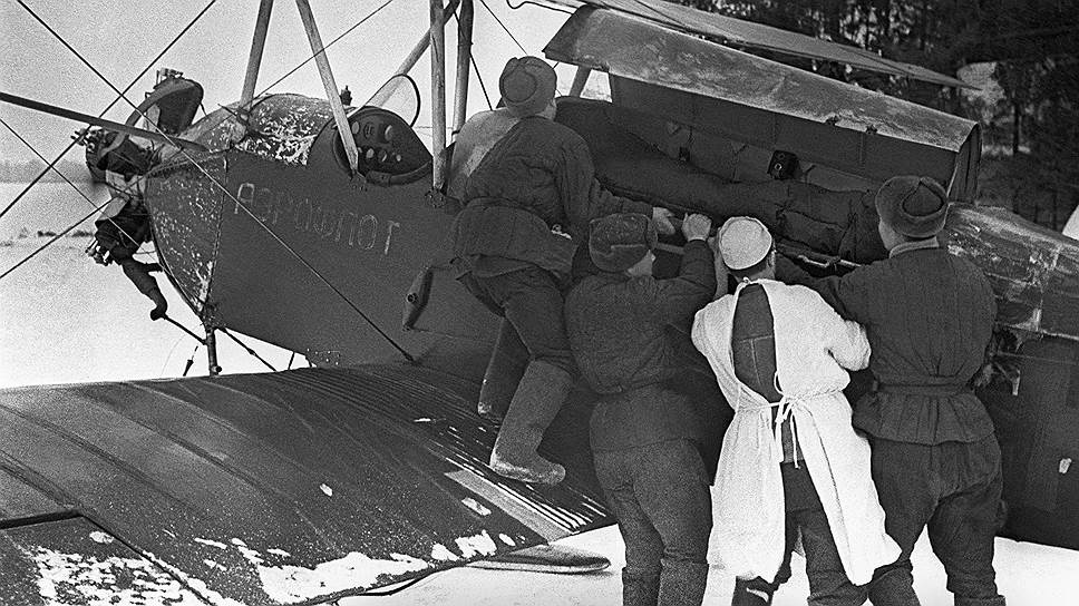 1942 год -- эвакуация раненого бойца 
