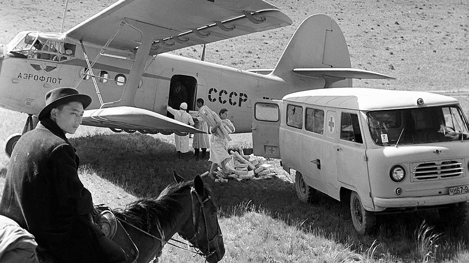 На высокогорном пастбище в Киргизской ССР встречают санитарный самолет 
