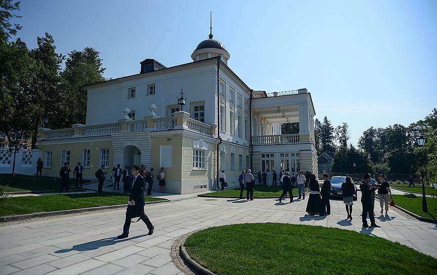 Бывшая усадьба Мусиных-Пушкиных долго была общежитием, а теперь стала китайским музеем 
