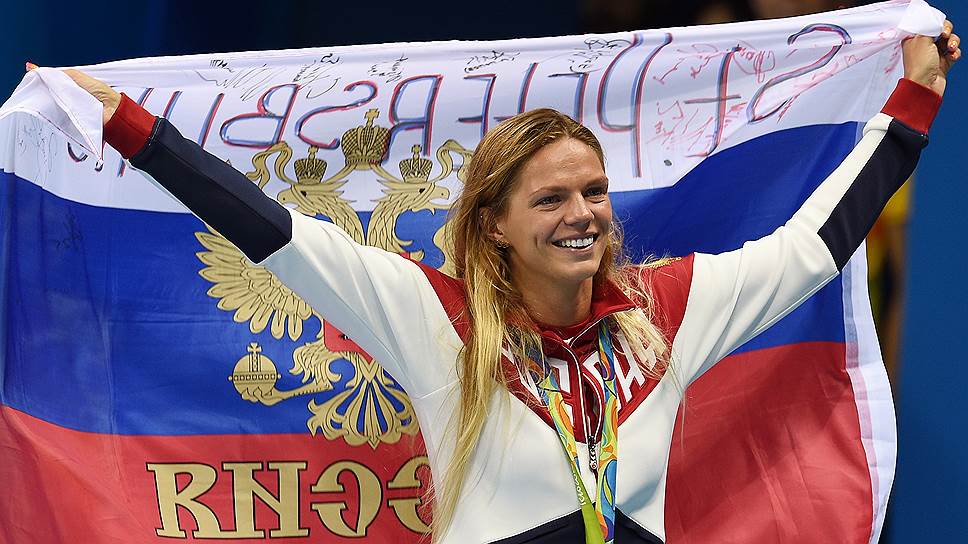 Юлия Ефимова празднует серебро на дистанции 100 метров брассом -- первое из двух, добытых в Рио, несмотря на нервотрепку с допуском на Игры  