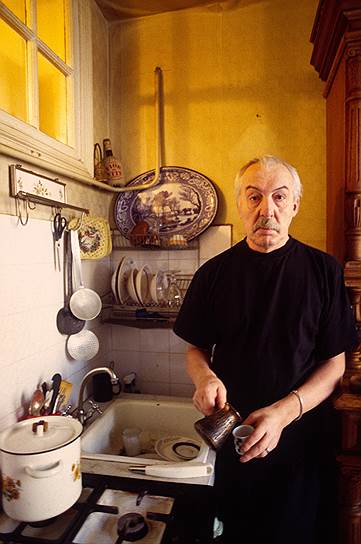 Несмотря на обилие заслуг и количество написанных книг, Андрей Битов предпочитает оставаться в литературе лицом частным (на фото -- 1990 год)