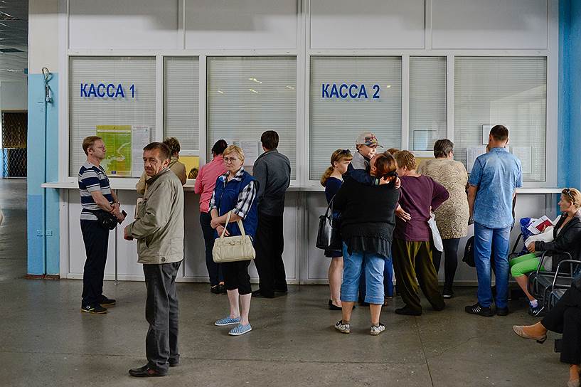 В Васьково, архангельском аэропорту малой авиации, билеты начинают продавать за две недели и раскупают в первый час. Иногда в день вылета решают пустить дополнительный рейс. Вот люди и ждут часами 