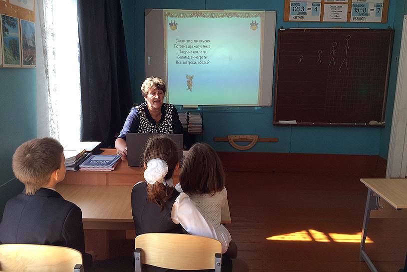 Первый урок 1 сентября: школьники отгадывают профессии, ведет урок замдиректора Галина Смирнова 