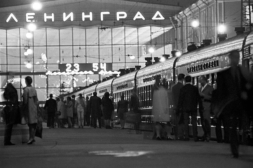 Снимок из 1970-х: скорый поезд &quot;Красная стрела&quot; перед отправлением из Ленинграда. Сколько кадров с тех пор перебралось из северной столицы в Москву, точно не знает никто