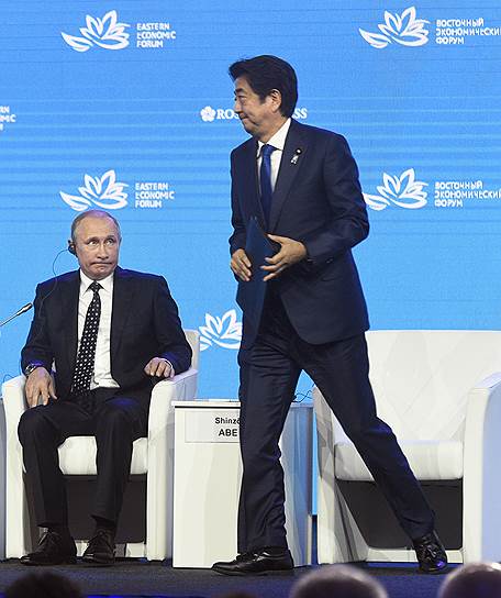 Российский президент и японский премьер-министр на форуме во Владивостоке. Откроется ли новая страница в двусторонних отношениях? 