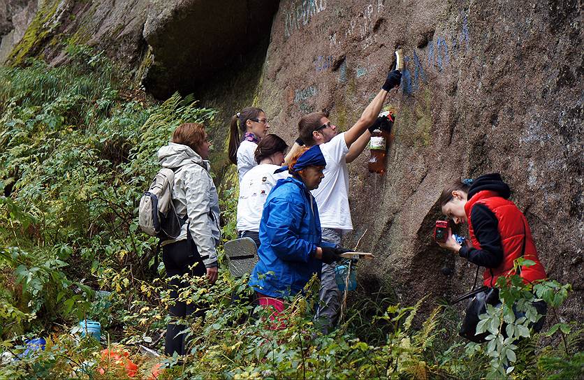 В заповеднике &quot;Столбы&quot; добровольцы счищали надписи со скал. Было очищено более 100 кв. м скальной поверхности  
