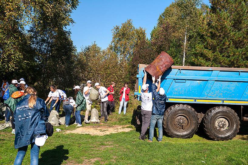 За один день 12 тысяч волонтеров собрали и вывезли на переработку 27 тысяч мешков мусора, что равно 114 КамАЗам 
