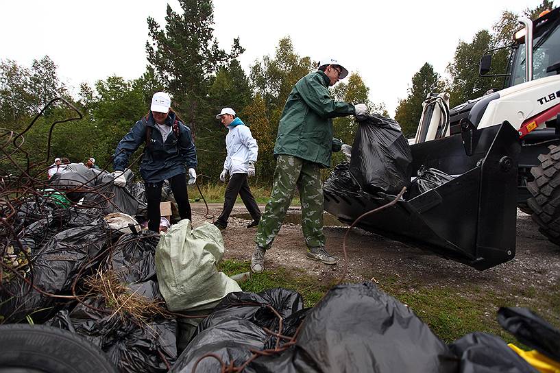 Во время акции 10 сентября на Байкале добровольцы убрали мусор с берегов 28 рек, связанных с Байкалом, в том числе с берегов Ангары в черте Иркутска 
