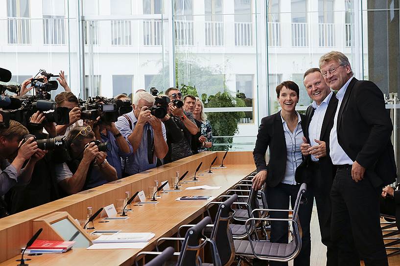 Фрауке Петри, Георг Пацдерски и Йорг Мойтен на пресс-конференции после успеха на берлинских выборах: &quot;Альтернатива для Германии&quot; пока трехлика, но и этого, выходит, достаточно, чтобы выбить из седла фрау Меркель 