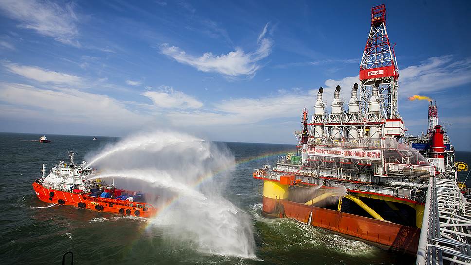 Нефтяники использовали аварийно-спасательное судно &quot;Буми Нарьян-Мар&quot;, боновые заграждения быстрого развертывания и скиммеры по сбору нефти, которые выдерживают ледовые условия 