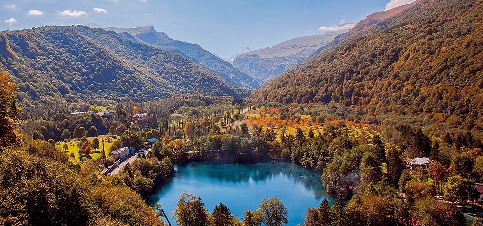 Нижнее Голубое озеро (Церик-Кель) расположено в долине реки Черек-Балкарский на высоте 809 метров над уровнем моря 