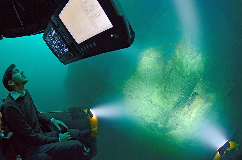 Использование глубоководных обитаемых аппаратов позволяет ученым вживую увидеть стенки карстового колодца, взять пробы воды на разных глубинах и замерить температуры. И все это с большим комфортом 
