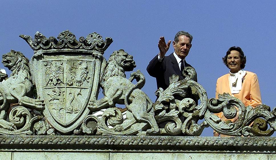 Экс-король Михай и его супруга королева Ана приветствуют сограждан с террасы резиденции в Бухаресте в 2001 году. Уже тогда было ясно: голоса поклонников монархии в Румынии -- серьезный электоральный ресурс 