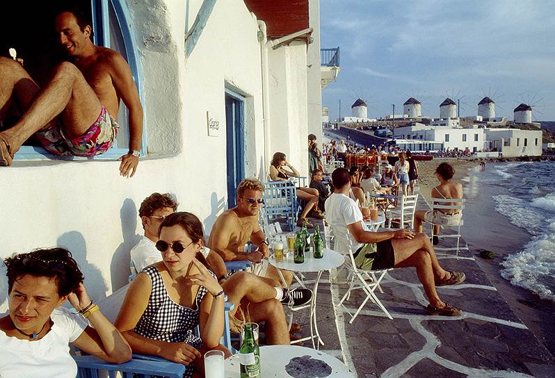 Греция удержалась на острие высокой курортной моды: на модных пляжах и островах этим летом яблоку было негде упасть 